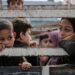 Palestina Sebut 24 Anak Gaza Ditahan di Penjara Megiddo Israel 2 Anak-anak duduk di belakang truk saat warga Palestina berangkat dari bagian utara Gaza untuk meninggalkan Jalur Gaza bagian tengah dan selatan pada 10 November 2023.