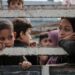 Dalam 4 Tahun, Lebih Banyak Anak Tewas di Gaza Dibanding Konflik Global 2 Anak-anak duduk di belakang truk saat warga Palestina berangkat dari bagian utara Gaza untuk meninggalkan Jalur Gaza bagian tengah dan selatan pada 10 November 2023