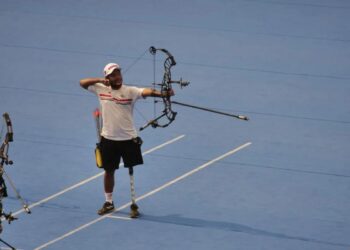 Atlet para panahan Indonesia, Ken Swagumilang, saat berlaga di nomor compound perorangan putra di Asian Para Games 2022 Hangzhou, di Fuyang Yinhu Sports Centre, Hangzhou, China