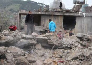 Warga memeriksa bangunan yang hancur akibat serangan Israel, di Al-Habbariyah, Lebanon, (27/3/2024).