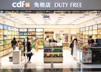 Penumpang sedang memilih produk bebas bea di Bandara Internasional Phoenix di Sanya, Provinsi Hainan, China selatan.