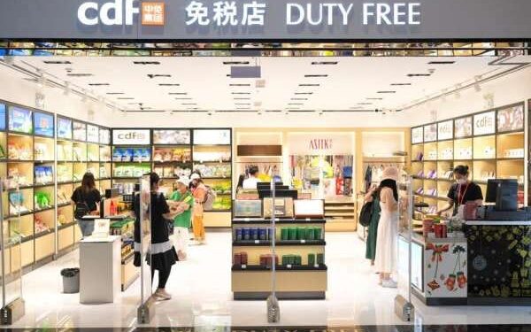China Rilis Daftar Negatif di Perdagangan Jasa Lintas Perbatasan 1 Penumpang sedang memilih produk bebas bea di Bandara Internasional Phoenix di Sanya, Provinsi Hainan, China selatan.