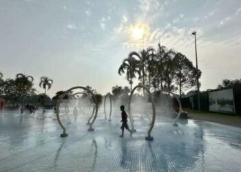 Anak-anak bermain air di bawah terik matahari di kolam Titiwangsa park, Kuala Lumpur.