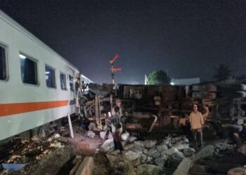 KA Putri Deli relasi Medan-Tanjung Balai yang tertemper akibat menabrak truk yang menerobos pintu perlintasan
