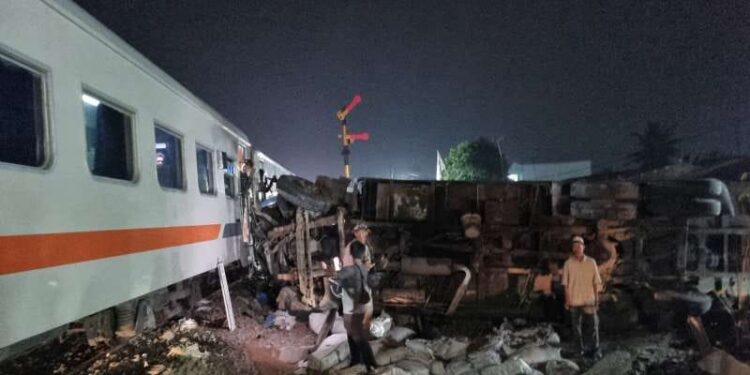 Truk Terobos Palang Pintu Temper KA Putri Deli, KAI Tuntut Ganti Rugi 1 KA Putri Deli relasi Medan-Tanjung Balai yang tertemper akibat menabrak truk yang menerobos pintu perlintasan