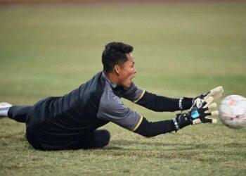 Kiper Tim Nasional Indonesia, Syahrul Trisna bersama rekan-rekannya berlatih dalam sesi latihan resmi jelang pertandingan leg 2 babak semi final Piala AFF 2022 di Stadion Nasional My Dinh, Hanoi, Vietnam, Minggu (8/1/2023).