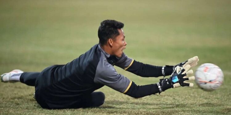 Kiper Tim Nasional Indonesia, Syahrul Trisna bersama rekan-rekannya berlatih dalam sesi latihan resmi jelang pertandingan leg 2 babak semi final Piala AFF 2022 di Stadion Nasional My Dinh, Hanoi, Vietnam, Minggu (8/1/2023).