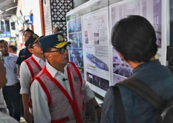 Menhub saat meninjau kondisi eksisting bangunan dan kawasan kedua stasiun.