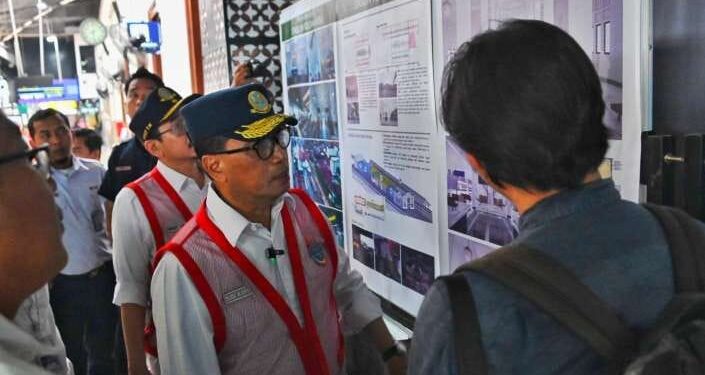 Dua Stasiun KA Bersejarah Ini akan Diperindah 1 Menhub saat meninjau kondisi eksisting bangunan dan kawasan kedua stasiun.