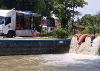 Mesin pompa penyedot air banjir yang dioerasikan di Sipon Gajah, Kabupaten Demak, Jawa Tengah, Minggu (24/3/2024).