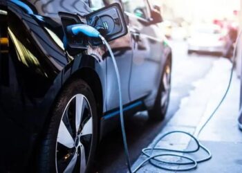 Ilustrasi mobil listrik sedang melakukan isi daya baterai atau charging