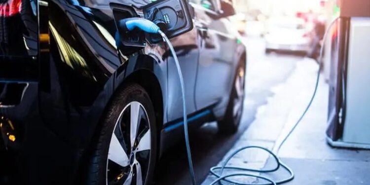 Jasa Marga Siapkan 25 Titik SPKLU Bagi Pemudik Mobil Listrik 1 Ilustrasi mobil listrik sedang melakukan isi daya baterai atau charging