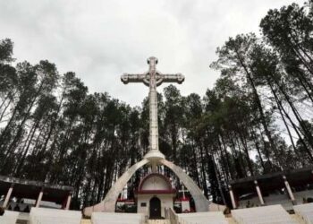 Monumen Salib Kasih di puncak bukit Siatasbarita Tarutung.