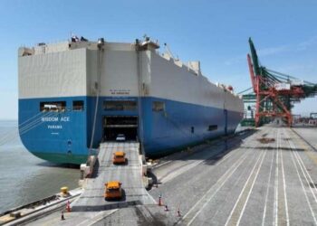 Foto dari udara yang diabadikan menggunakan drone pada 12 Maret 2024 ini menunjukkan kendaraan-kendaraan yang akan diekspor dimuat ke sebuah kapal kargo ro-ro di terminal Jiangyin, Pelabuhan Fuzhou di Fuzhou, Provinsi Fujian, China tenggara
