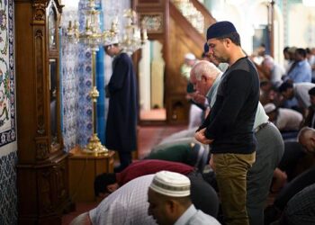 Sejumlah jemaah melaksanakan Salat Jumat di Masjid Suleymaniya di London, Inggris
