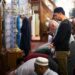 Sejumlah jemaah melaksanakan Salat Jumat di Masjid Suleymaniya di London, Inggris