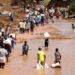 74 Juta Orang di Tanduk Besar Afrika Butuh Bantuan Kemanusiaan 2 Orang-orang menyeberangi bagian yang hancur akibat banjir di Jalan Bangali-Garissa di Tana River County, Kenya, pada 1 Desember 2023.