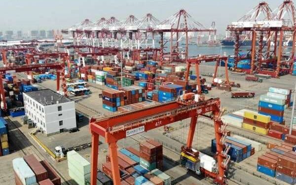 Foto drone menunjukkan Pelabuhan Qingdao di Provinsi Shandong, China timur, 13 Maret 2024.