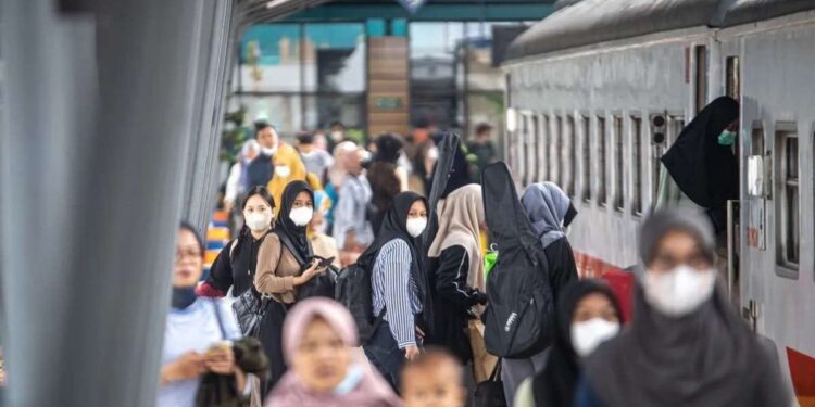 Ramadan Festive 2024, KAI Tebar 38.000 Tiket Murah 1 Ilustrasi penumpang kereta api