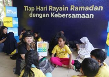 Relawan Bliblioneers dan t-Fam membagikan ketrampilan sambil berbagi cerita kepada anak-anak di kawasan Tipar Cakung mengenal perasaan (mood meter).