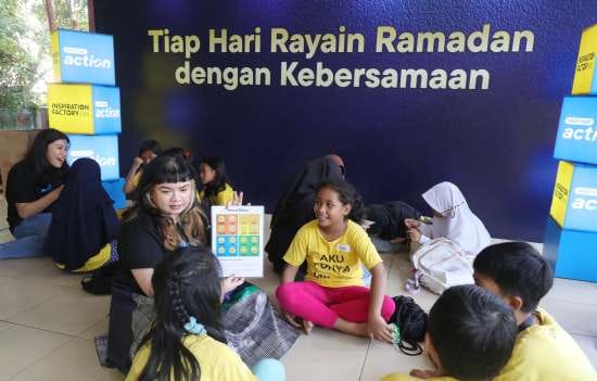 Anak-anak Termarjinalkan di Cakung Diberi Pendidikan Informal 1 Relawan Bliblioneers dan t-Fam membagikan ketrampilan sambil berbagi cerita kepada anak-anak di kawasan Tipar Cakung mengenal perasaan (mood meter).