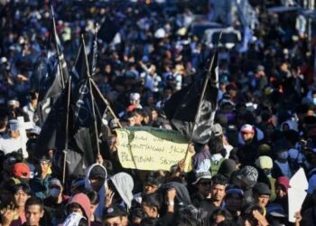 Pengunjuk rasa membawa poster saat menyampaikan aspirasinya di depan kompleks Parlemen, Senayan, Jakarta, Selasa (19/3/2024)