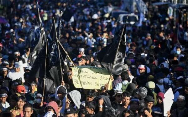 Amankan Demo di KPU dan DPR/MPR RI, Polisi Turunkan 3.055 Personel 1 Pengunjuk rasa membawa poster saat menyampaikan aspirasinya di depan kompleks Parlemen, Senayan, Jakarta, Selasa (19/3/2024)