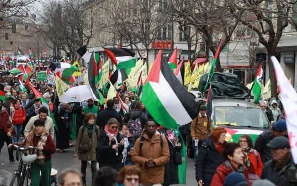 Pengunjuk rasa mengibarkan bendera Palestina untuk menuntut gencatan senjata segera di Jalur Gaza