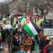 Pengunjuk rasa mengibarkan bendera Palestina untuk menuntut gencatan senjata segera di Jalur Gaza