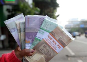 Ilustrasi penjual uang pecahan baru di jalan