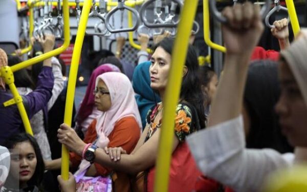 Simak Aturan Buka Puasa di KRL, MRT, dan Transjakarta 1 Ilustrasi penumpang Transjakarta