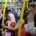 Simak Aturan Buka Puasa di KRL, MRT, dan Transjakarta 2 Ilustrasi penumpang Transjakarta