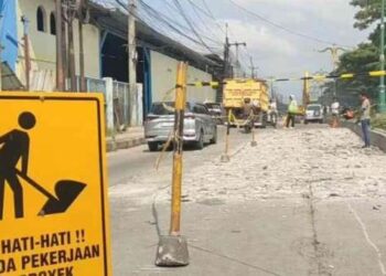 Pekerjaan perbaikan jalan di Ruas Kalimalang sesi Cikarang Pusat-Cikarang Selatan, Kabupaten Bekasi, Jawa Barat, Sabtu (23/3/2024).