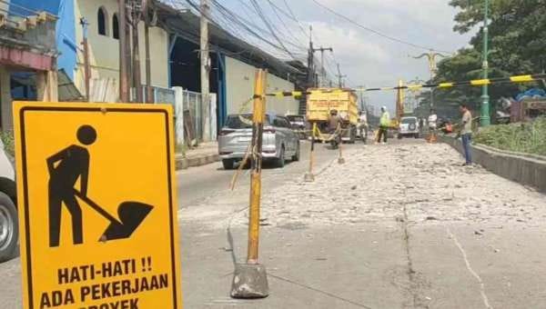 Pemkab Bekasi Targetkan Perbaikan Jalur Mudik Tuntas H-10 1 Pekerjaan perbaikan jalan di Ruas Kalimalang sesi Cikarang Pusat-Cikarang Selatan, Kabupaten Bekasi, Jawa Barat, Sabtu (23/3/2024).