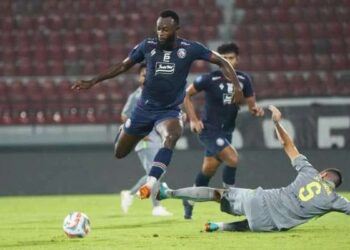 Pesepakbola Arema FC Charles Lokolingoy dalam pertandingan Liga 1 2023/2024 melawan Persebaya Surabaya di Stadion Kapten I Wayan Dipta, Gianyar, Bali, Rabu (27/3/2024).