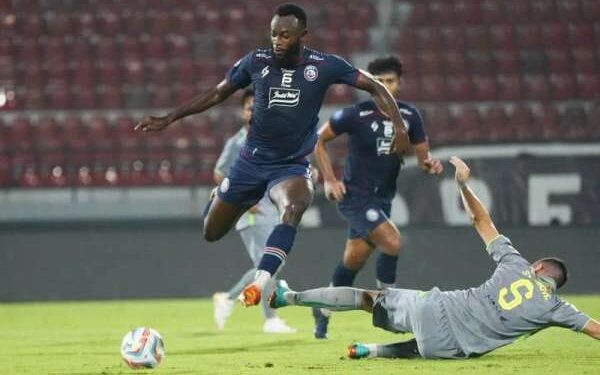 Pesepakbola Arema FC Charles Lokolingoy dalam pertandingan Liga 1 2023/2024 melawan Persebaya Surabaya di Stadion Kapten I Wayan Dipta, Gianyar, Bali, Rabu (27/3/2024).