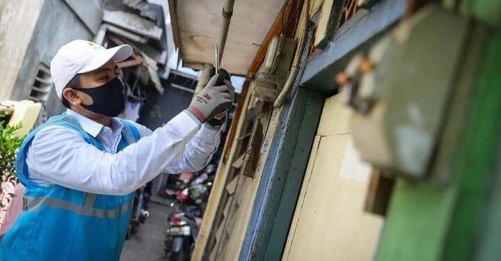 Pemerintah Pastikan Tarif Listrik April-Juni Tidak Naik 1 Petugas mengecek meteran listrik.