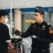 Simak! 3 Hal Soal Aturan Bawa Barang ke Luar Negeri Lapor Bea Cukai 2 Petugas sedang memeriksa penumpang.