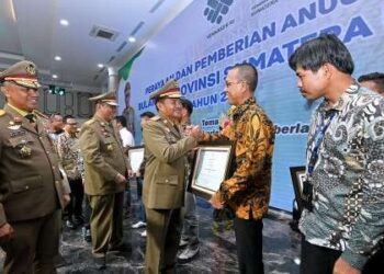 Pj Gubernur Sumut memberikan penghargaan K3 kepada sejumlah perusahaan.