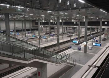 Peron kosong di Stasiun Kereta Pusat Berlin di Berlin, Jerman, yang diambil pada 10 Januari 2024