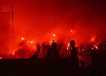 Suporter Semen Padang FC menyalakan flare saat pertandingan final leg kedua Liga 2 melawan PSBS Biak di Stadion GOR H Agus Salim Padang, Sumatera Barat, Sabtu (9/3/2024).