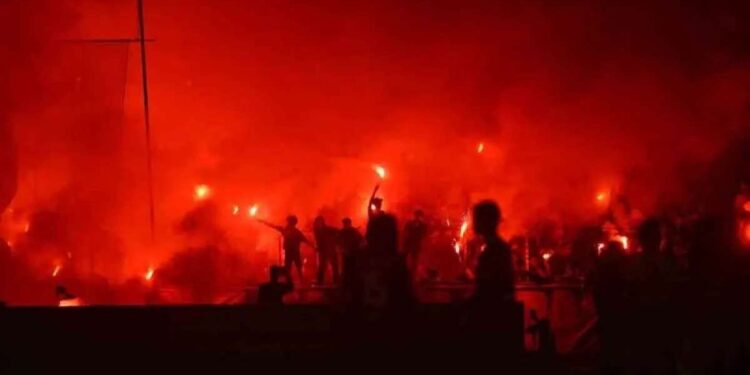 PSSI Jatuhkan Hukuman ke Sejumlah Klub, Semen Padang Didenda Rp100 Juta 1 Suporter Semen Padang FC menyalakan flare saat pertandingan final leg kedua Liga 2 melawan PSBS Biak di Stadion GOR H Agus Salim Padang, Sumatera Barat, Sabtu (9/3/2024).