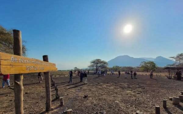 Pengunjung wisata di padang sabana Bekol Taman Nasional Baluran Situbondo, Jawa Timur