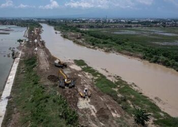 Warga Demak mengungsi setelah tanggul Sungai Wulan kembali jebol
