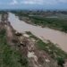Tanggul Sungai Wulan Jebol Lagi, Warga Demak Kembali Mengungsi 2 Warga Demak mengungsi setelah tanggul Sungai Wulan kembali jebol