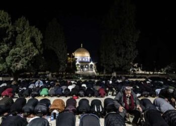 Umat Islam yang berhasil masuk ke Masjid Al-Aqsa melaksanakan tarawih dan shalat malam di Yerusalem Timur saat bulan suci Ramadan pada 19 Maret 2024