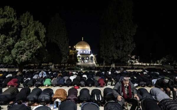 Meski Dibatasi Israel, 50.000 Warga Palestina Tarawih di Al-Aqsa 1 Umat Islam yang berhasil masuk ke Masjid Al-Aqsa melaksanakan tarawih dan shalat malam di Yerusalem Timur saat bulan suci Ramadan pada 19 Maret 2024