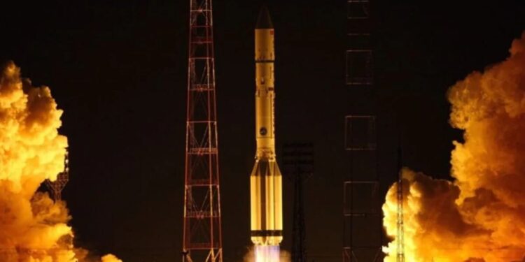 Uji coba peluncuran rudal balistik antarbenua Yars di lapangan antariksa Plesetsk Cosmodrome, Rusia.