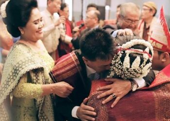 Salah satu adat batak yakni mangulosi pada upacara Mangadati.