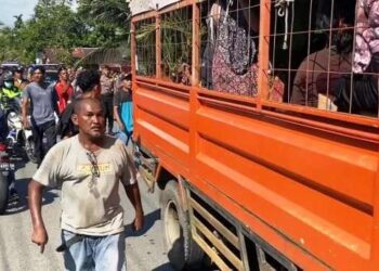 Ratusan warga melakukan aksi penolakan dan pengusiran truk yang mengakut puluhan pengungsi etnis Rohingya di Desa Beureugang, Kecamatan Kaway XVI, Kabupaten Aceh Barat, Kamis (21/3/2024) sore.